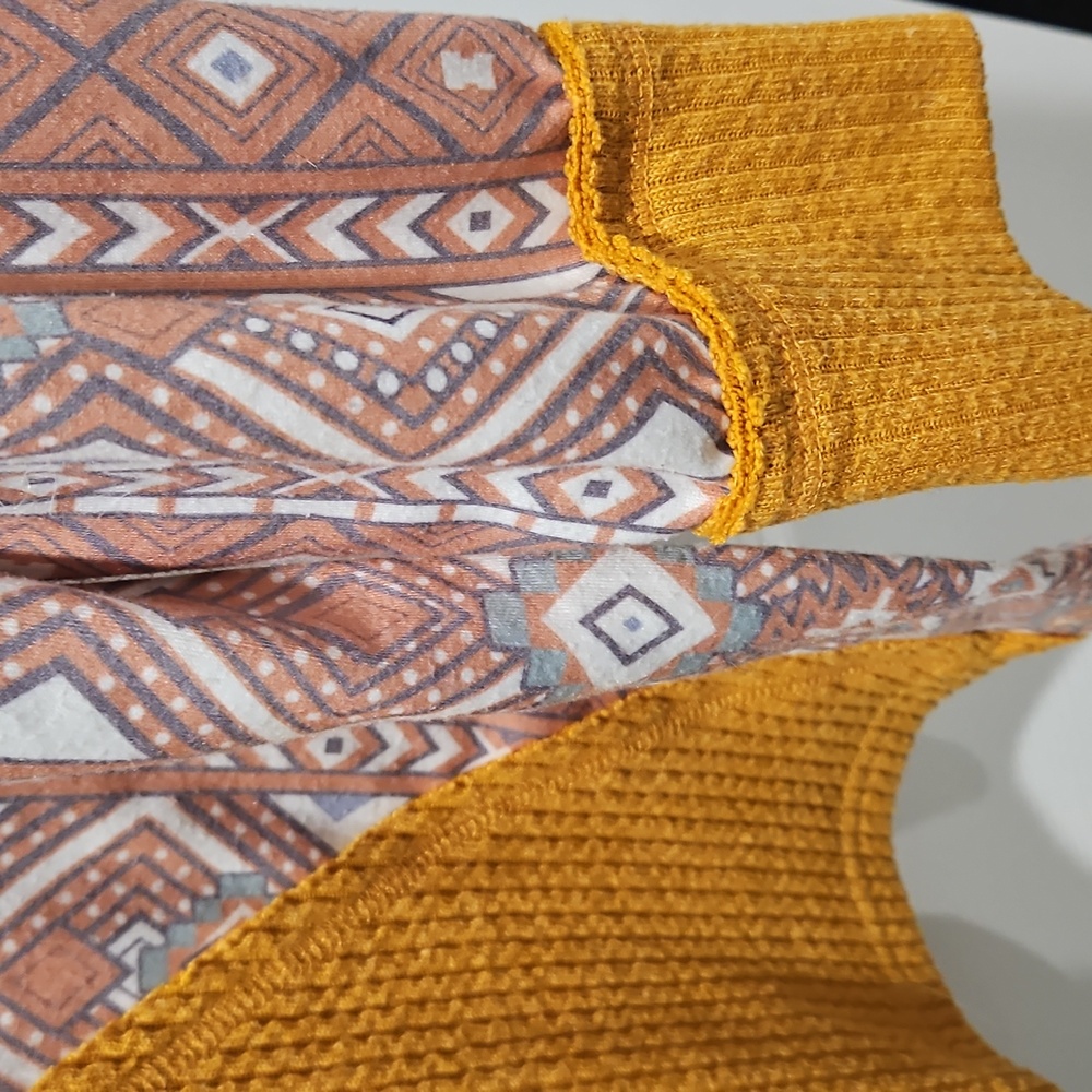 3/$15 Geometric Patterned Top - Picture 5 of 9